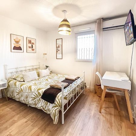 Chambre moderne et équipée chez Patricia et Roger Jacou Esterno foto