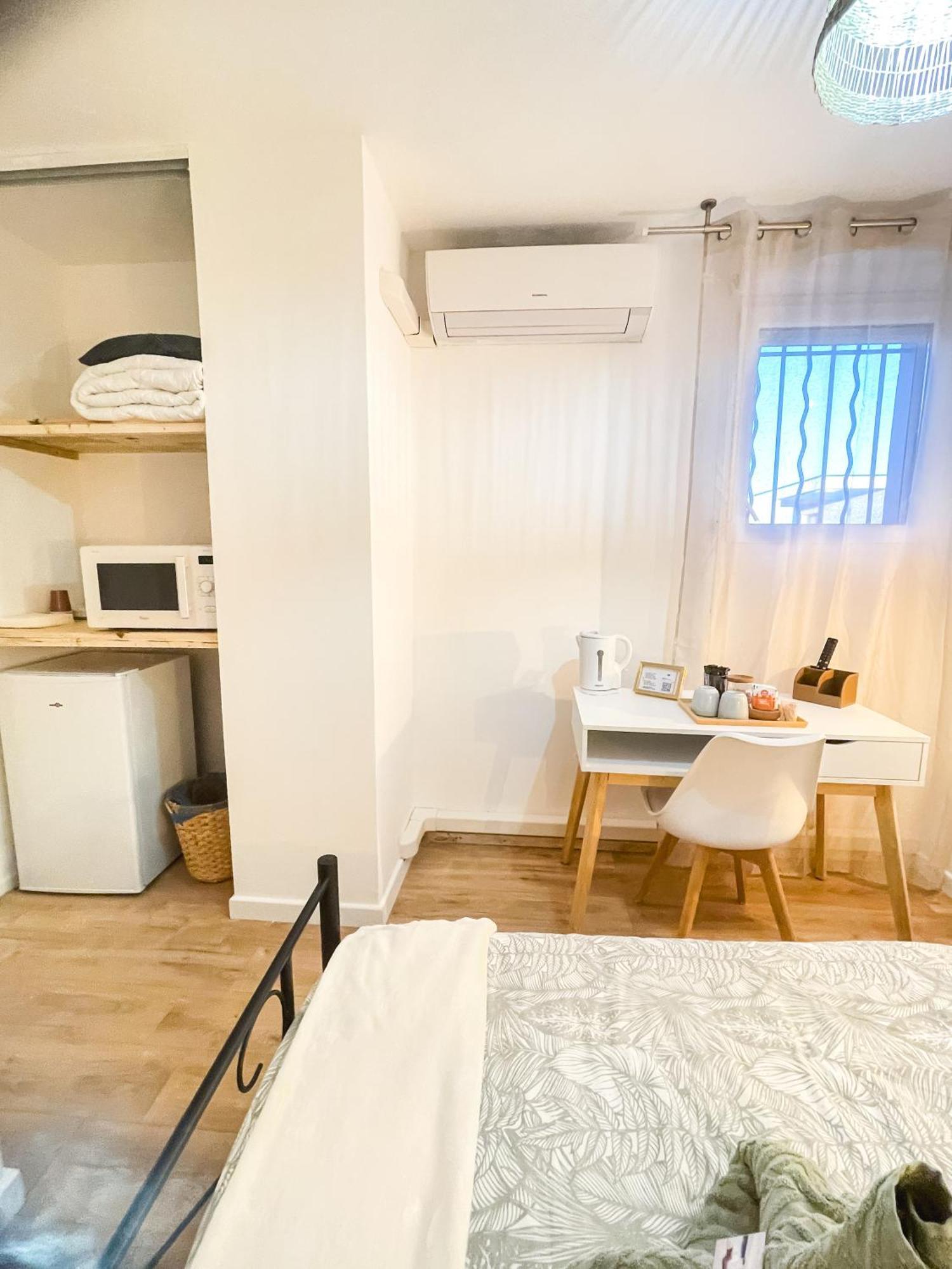 Chambre moderne et équipée chez Patricia et Roger Jacou Esterno foto